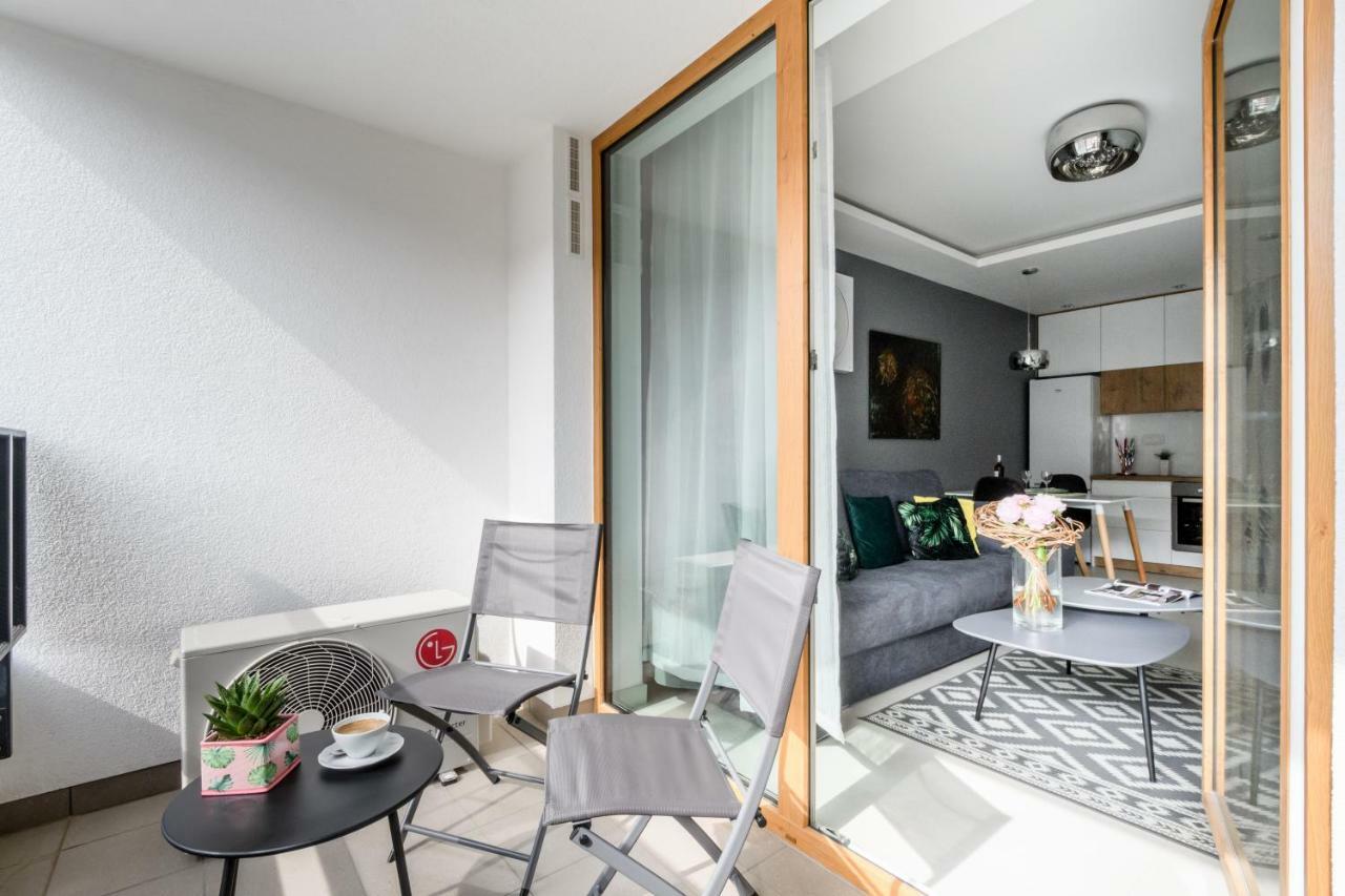 M&R Apartament Airport&Business Deluxe Cybernetyki 17 - Underground Garage - Free Wifi - Netflix - Air Conditioning - Self Check-In, Close By Chopin Airport Warsaw Ngoại thất bức ảnh